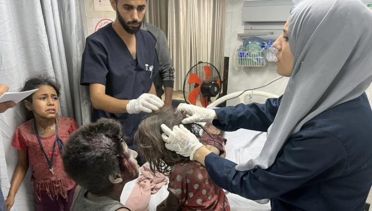 Injured children at Al-Quds Hospital in Gaza City in the aftermath of an Israeli bombing in August 2025. Photo: PRCS