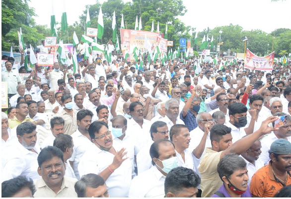 Tamil Nadu Vanigar Sangankalin Peramaippu held a protest on July 16 against GST in food products (Courtesy: A M Vikramaraja/Twitter)