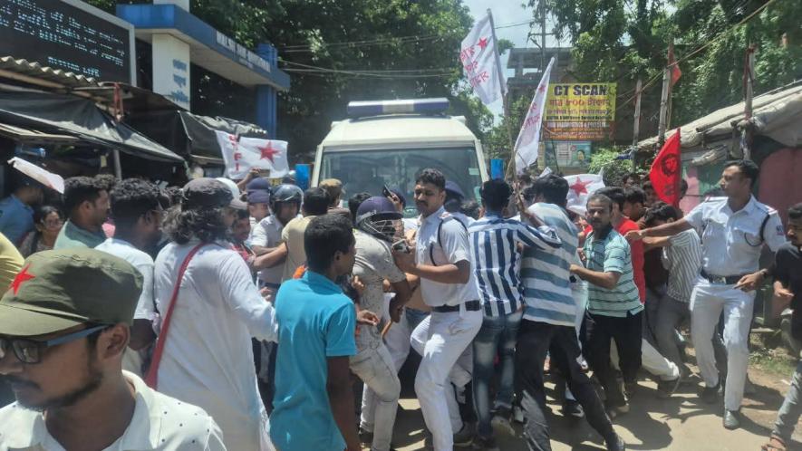 Left students and youths protest on August 15 morning by holding back the body of a nurse who died mysteriously in a nursing of Singur, Hooghly