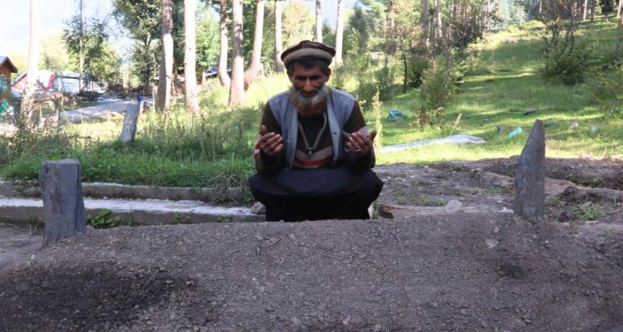 Muhammad Sadiq, 75, from Rajouri, makes dua at the only Bakerwal graveyard in Ganderbal for a relative who passed away during the seasonal migration from Rajouri to Kashmir (Photo - Ahsaan Ali, 101Reporters).