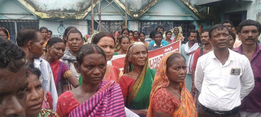 People are demanding for 100 days work at Manbazar Purulia.