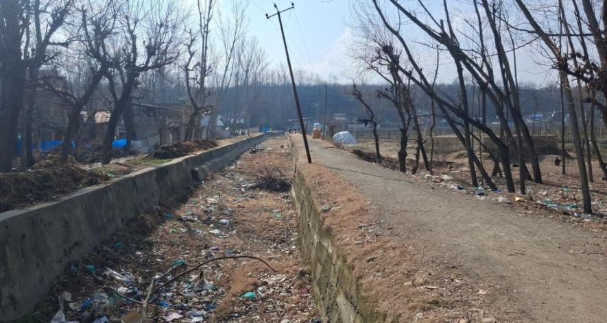 A picture revealing the condition of the dried canals (Photo - Zeeshan Shabir) .