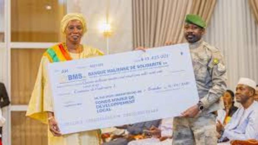 Colonel Assimi Goita distributes mining checks to vulnerable communities in Mali. Photo: Mali Presidency/FB