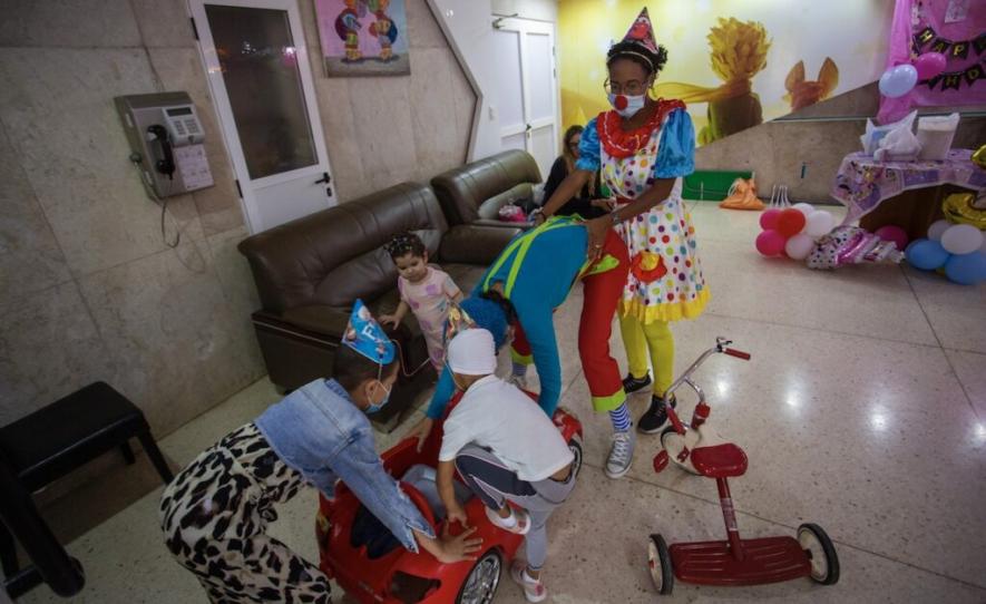 Clowns in hospital in Cuba. Photo: Naturaleza Secreta