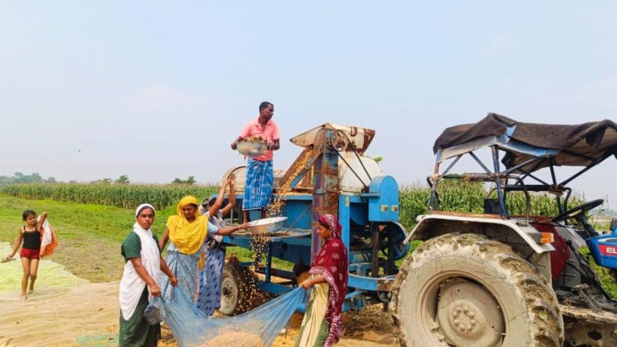 A maize threshing machine separates corn kernels from cobs on the bank of the Hajo Suti River in Bangalpara village (Photo - Maitreyee Boruah, 101Reporters)