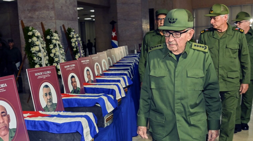 Army General Raúl Castro Ruz and President Miguel Díaz-Canel at the headquarters of the Ministry of the Revolutionary Armed Forces, honoring the 32 combatants fallen in the US attack on Venezuela on January 3. Photo: Presidencia Cuba
