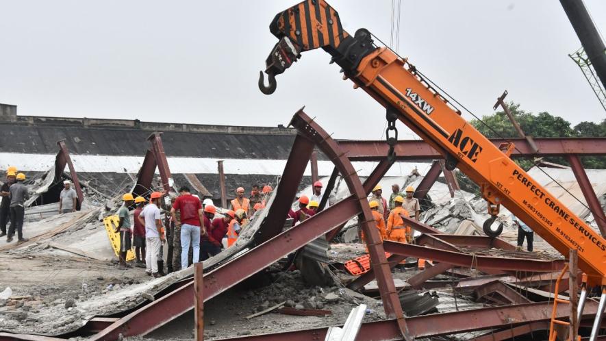 Rescue operations on at the site of the collapsed warehouse in Taratala in Kolkata. Image Credit: Madhu Sudan Chatterjee